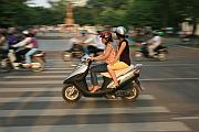 湖畔馬路上的摩托車