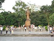 湖畔的雕像