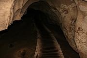 洞穴內全黑的木板路