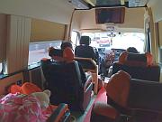 往大叻的九人商務車