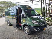 往大叻的九人商務車